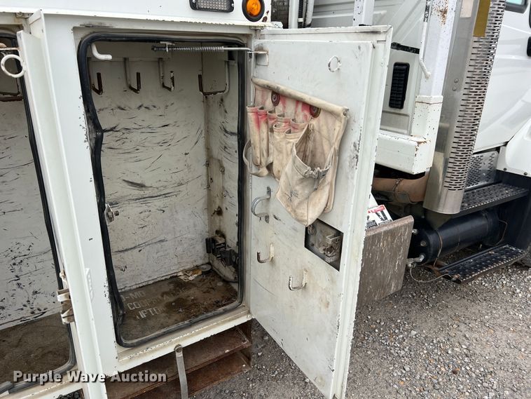 image for item JU9653 2008 International 7400  digger derrick truck