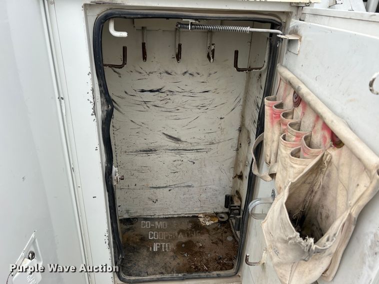 image for item JU9653 2008 International 7400  digger derrick truck