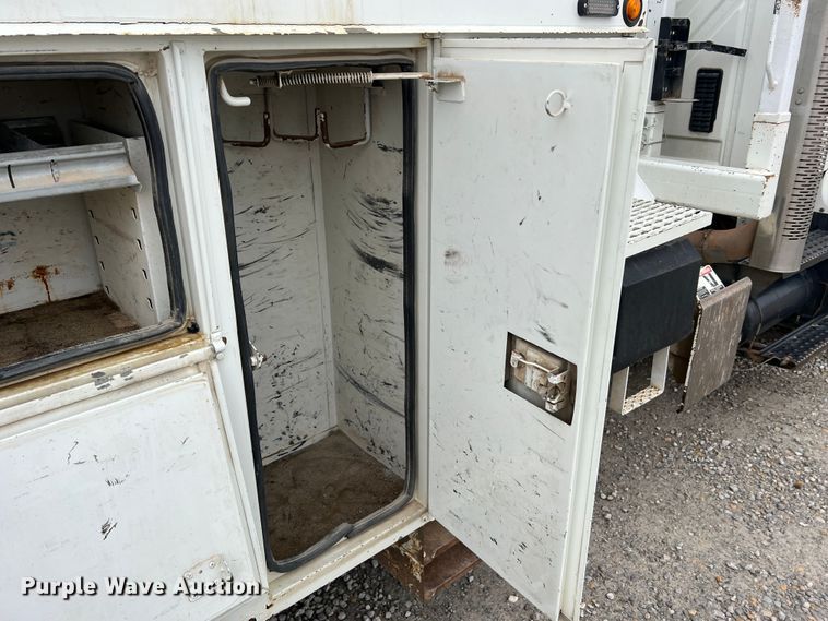 image for item JU9653 2008 International 7400  digger derrick truck