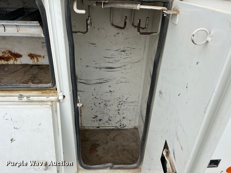 image for item JU9653 2008 International 7400  digger derrick truck