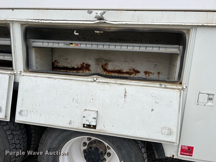 image for item JU9653 2008 International 7400  digger derrick truck