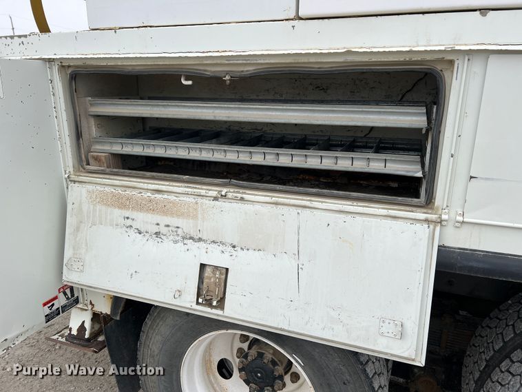 image for item JU9653 2008 International 7400  digger derrick truck