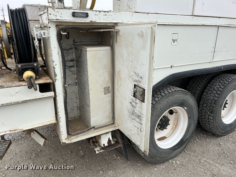 image for item JU9653 2008 International 7400  digger derrick truck