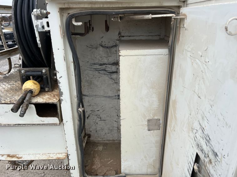 image for item JU9653 2008 International 7400  digger derrick truck