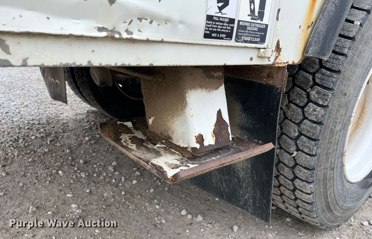 image for item JU9653 2008 International 7400  digger derrick truck