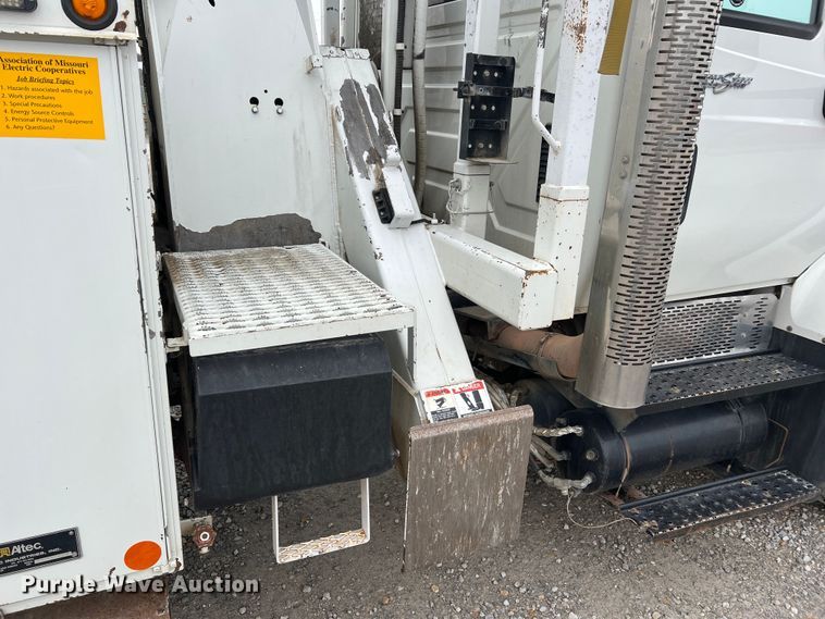 image for item JU9653 2008 International 7400  digger derrick truck