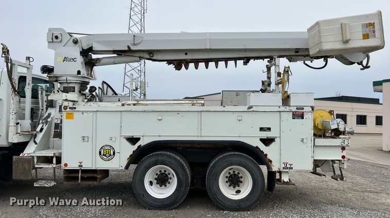 image for item JU9653 2008 International 7400  digger derrick truck