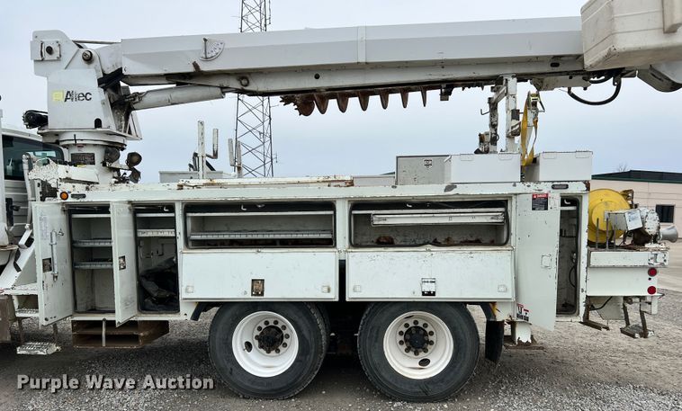 image for item JU9653 2008 International 7400  digger derrick truck