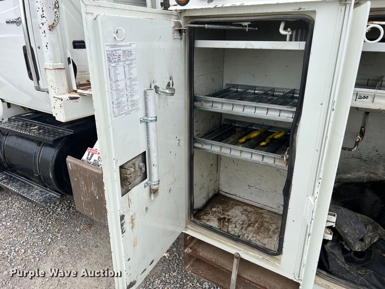 image for item JU9653 2008 International 7400  digger derrick truck