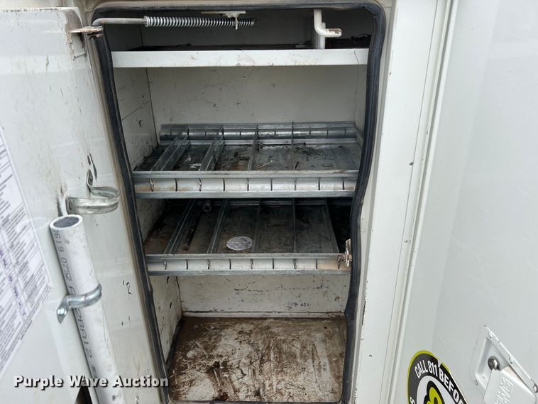 image for item JU9653 2008 International 7400  digger derrick truck