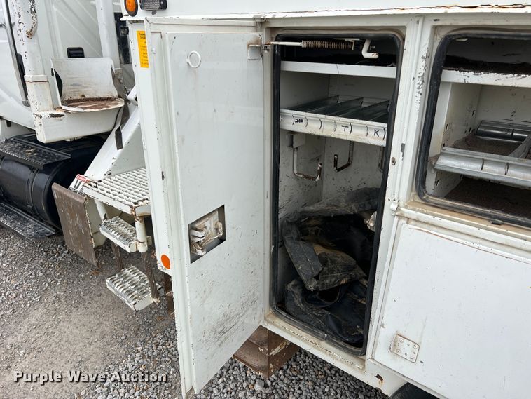 image for item JU9653 2008 International 7400  digger derrick truck