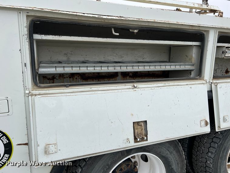 image for item JU9653 2008 International 7400  digger derrick truck