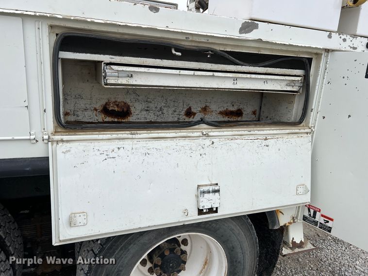 image for item JU9653 2008 International 7400  digger derrick truck