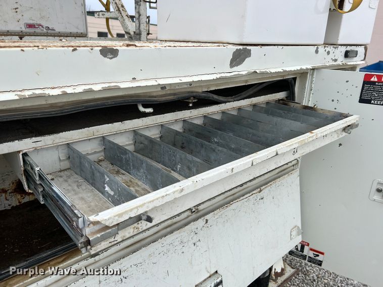 image for item JU9653 2008 International 7400  digger derrick truck