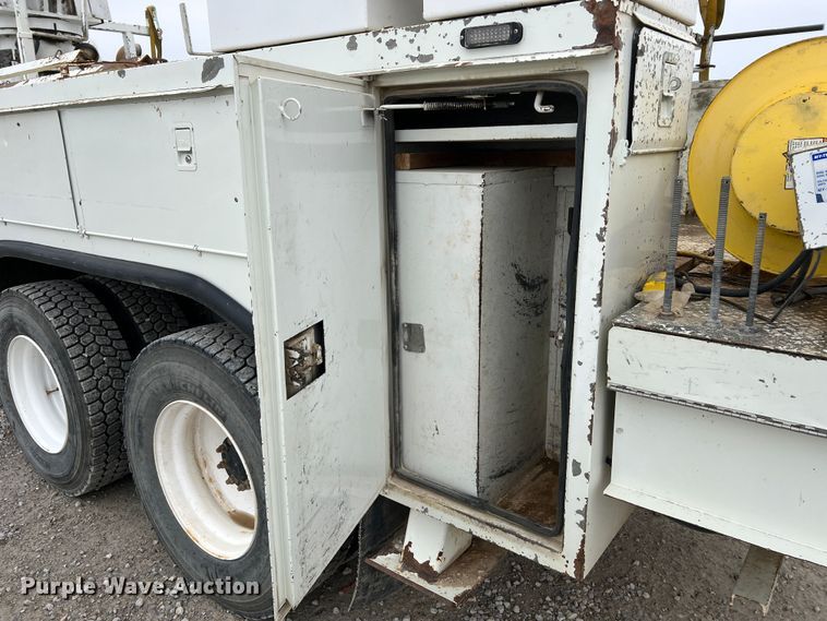 image for item JU9653 2008 International 7400  digger derrick truck