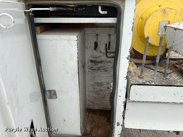 image for item JU9653 2008 International 7400  digger derrick truck