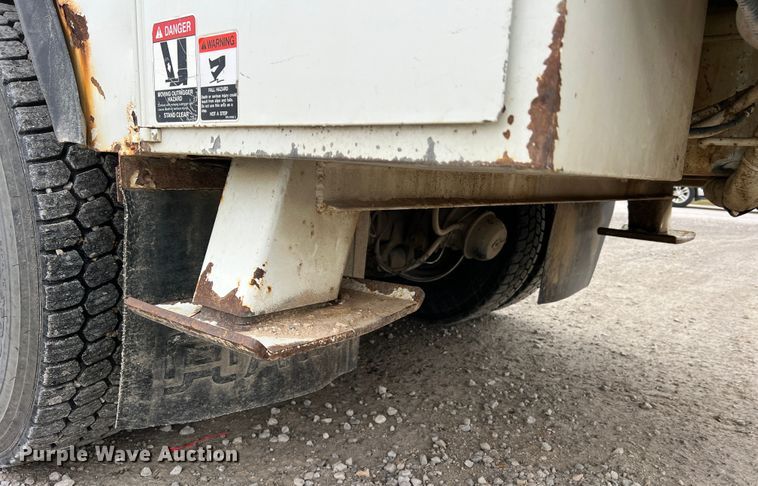 image for item JU9653 2008 International 7400  digger derrick truck