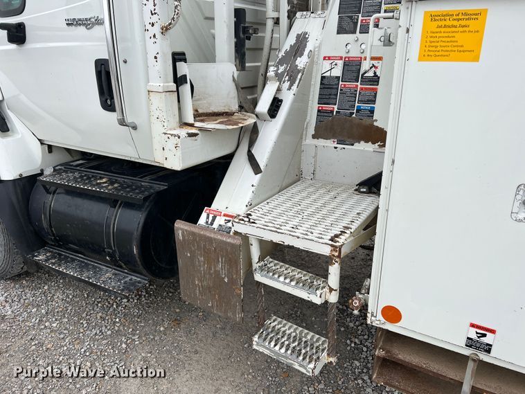 image for item JU9653 2008 International 7400  digger derrick truck