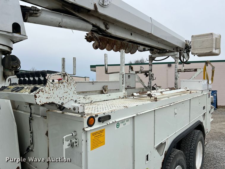 image for item JU9653 2008 International 7400  digger derrick truck