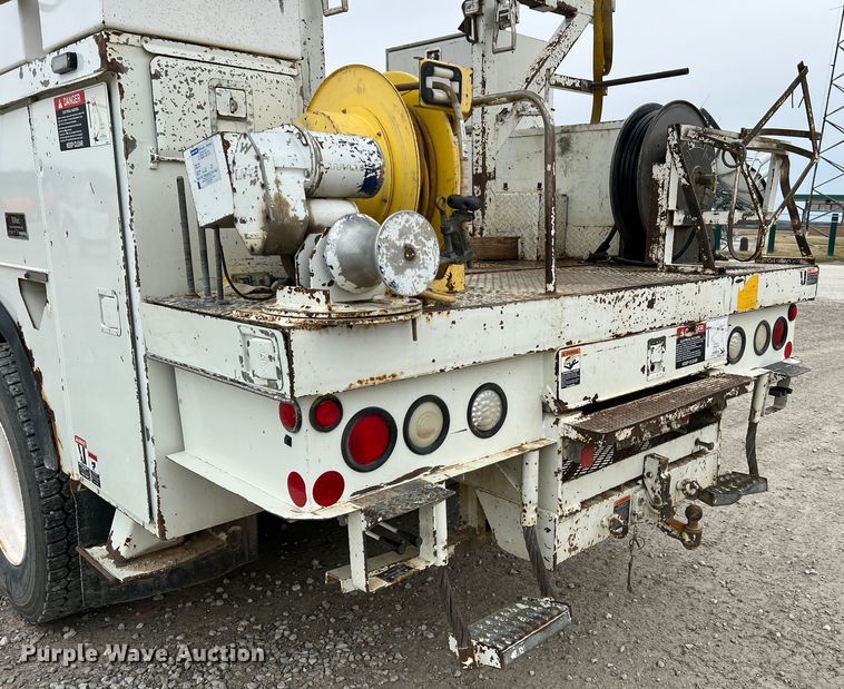 image for item JU9653 2008 International 7400  digger derrick truck