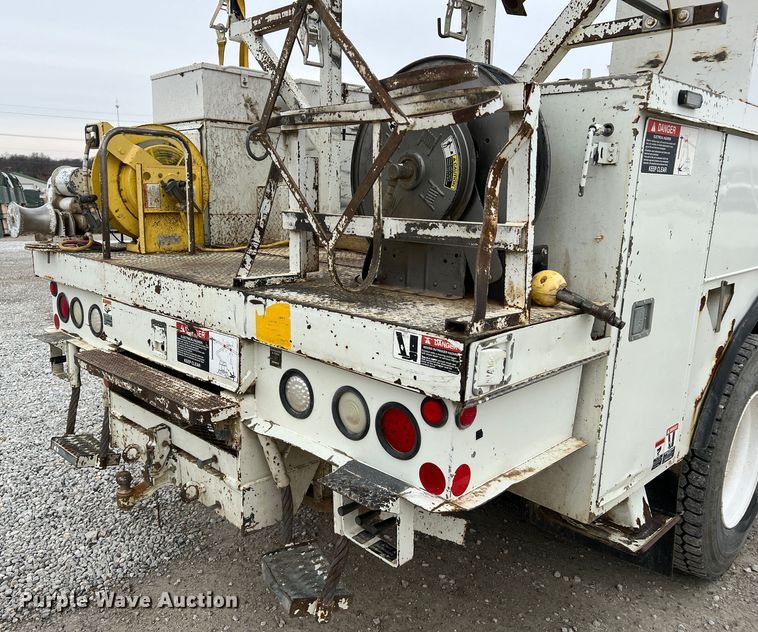 image for item JU9653 2008 International 7400  digger derrick truck