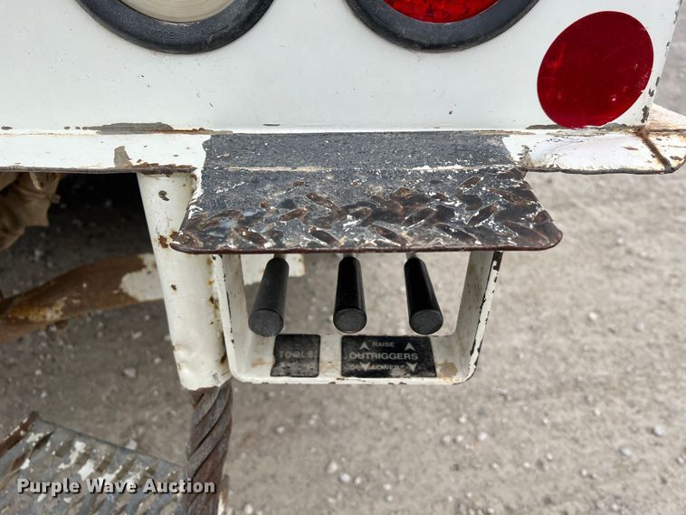 image for item JU9653 2008 International 7400  digger derrick truck