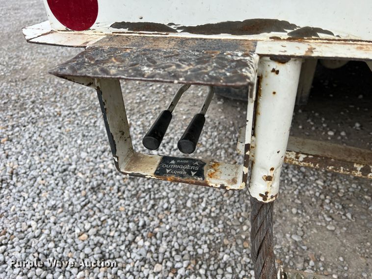 image for item JU9653 2008 International 7400  digger derrick truck