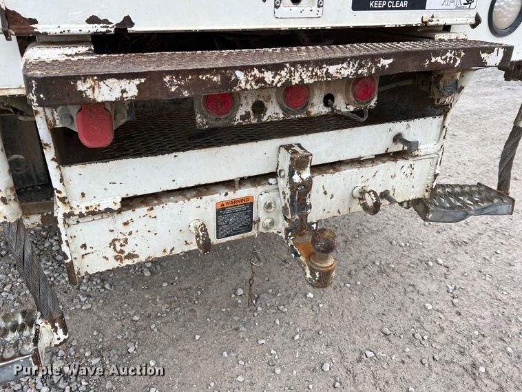 image for item JU9653 2008 International 7400  digger derrick truck