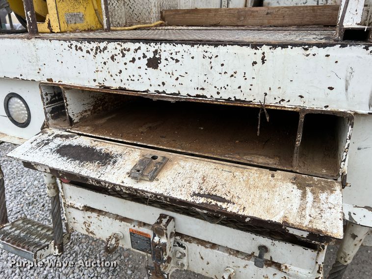 image for item JU9653 2008 International 7400  digger derrick truck