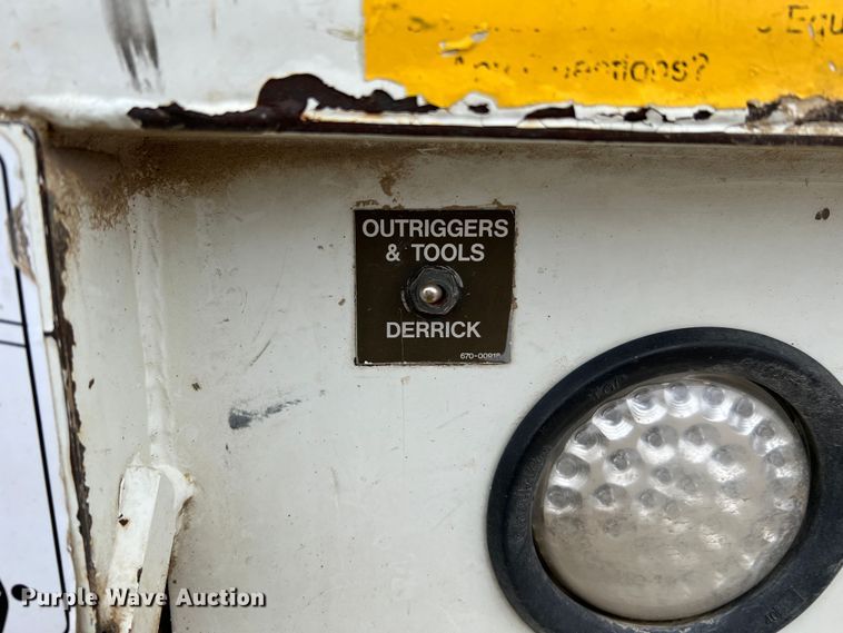 image for item JU9653 2008 International 7400  digger derrick truck