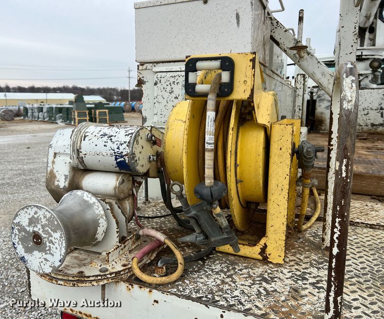 image for item JU9653 2008 International 7400  digger derrick truck