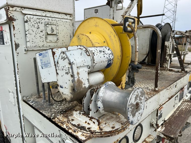 image for item JU9653 2008 International 7400  digger derrick truck