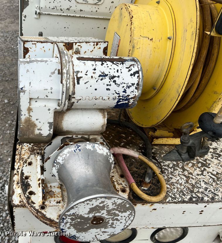 image for item JU9653 2008 International 7400  digger derrick truck