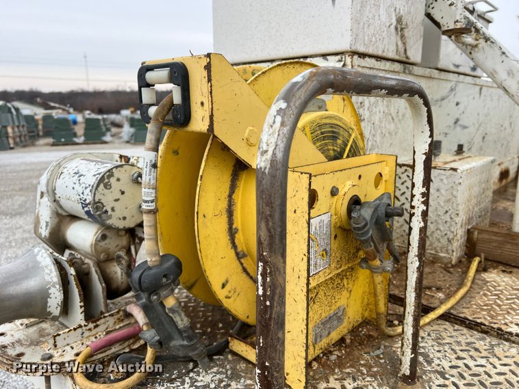 image for item JU9653 2008 International 7400  digger derrick truck