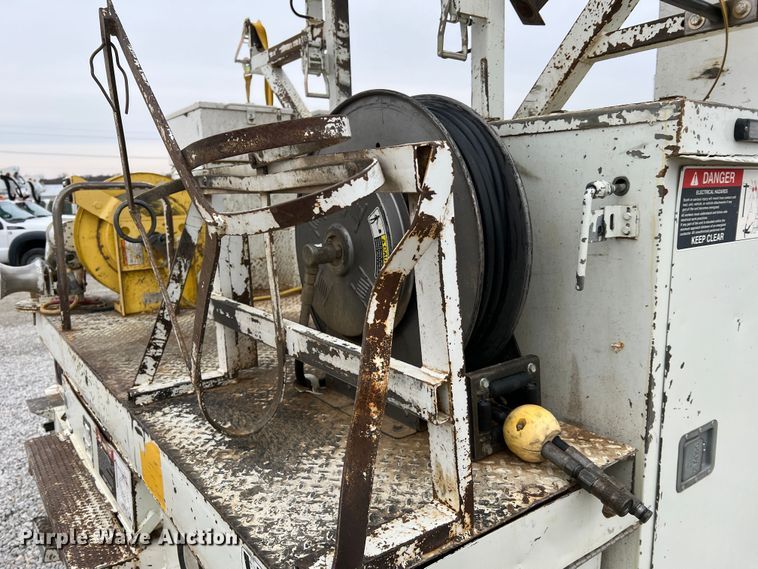 image for item JU9653 2008 International 7400  digger derrick truck