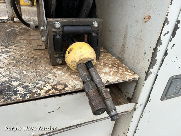 image for item JU9653 2008 International 7400  digger derrick truck