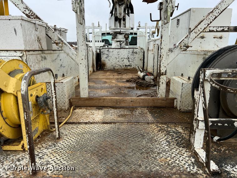 image for item JU9653 2008 International 7400  digger derrick truck