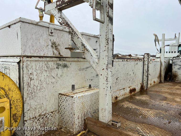 image for item JU9653 2008 International 7400  digger derrick truck