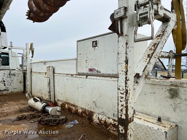 image for item JU9653 2008 International 7400  digger derrick truck