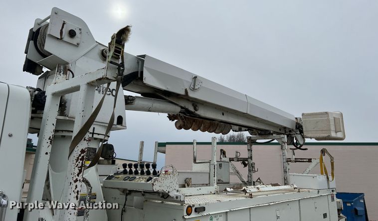 image for item JU9653 2008 International 7400  digger derrick truck