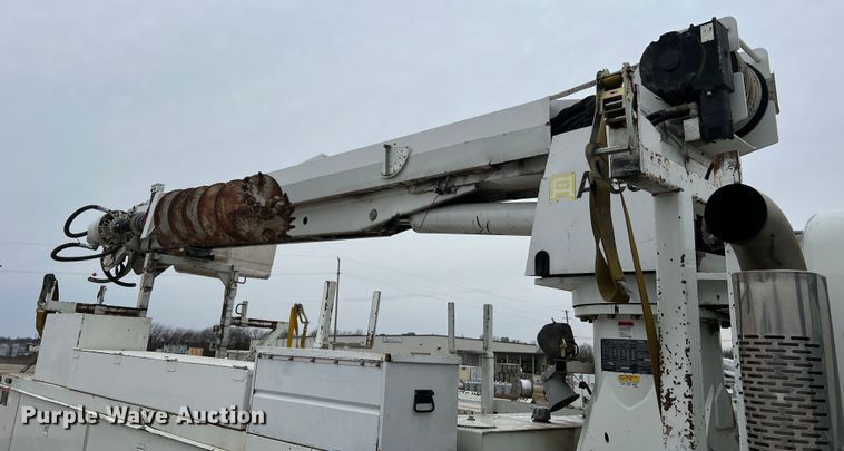 image for item JU9653 2008 International 7400  digger derrick truck