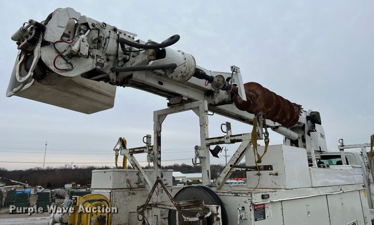 image for item JU9653 2008 International 7400  digger derrick truck