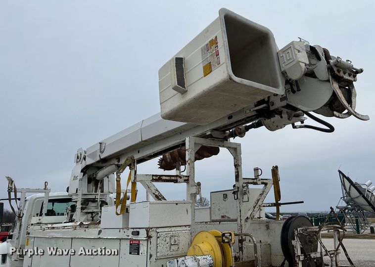 image for item JU9653 2008 International 7400  digger derrick truck