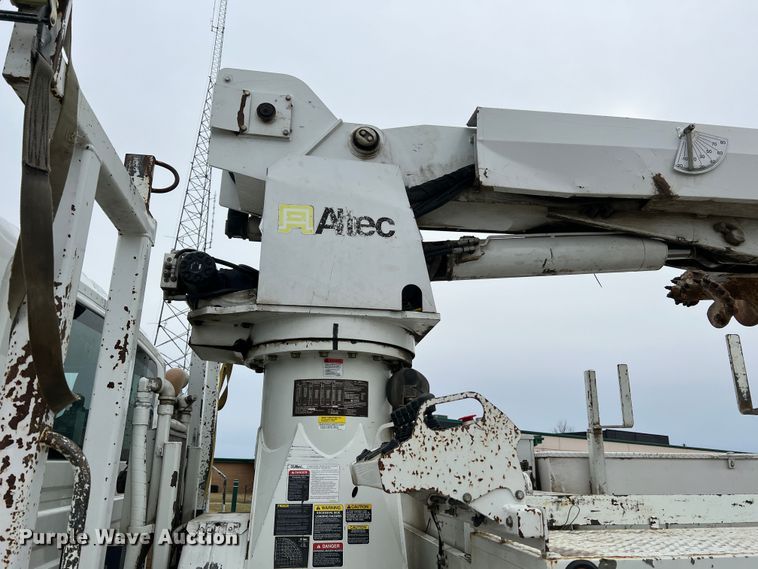 image for item JU9653 2008 International 7400  digger derrick truck