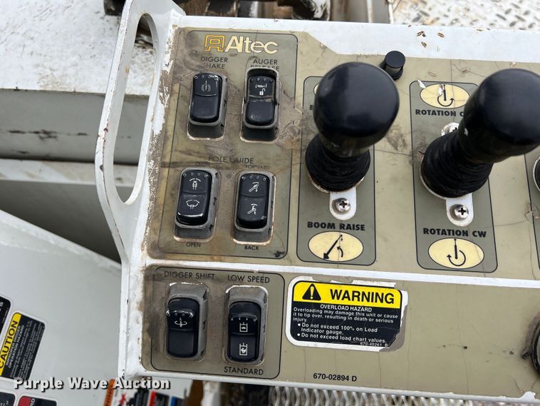 image for item JU9653 2008 International 7400  digger derrick truck