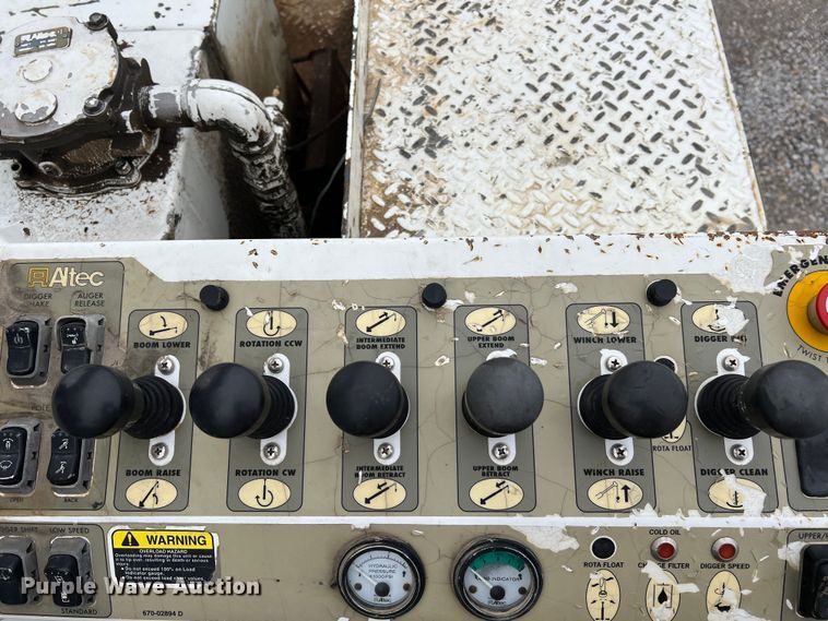 image for item JU9653 2008 International 7400  digger derrick truck