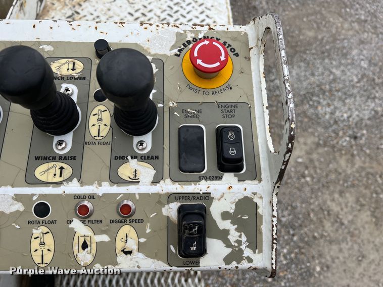 image for item JU9653 2008 International 7400  digger derrick truck