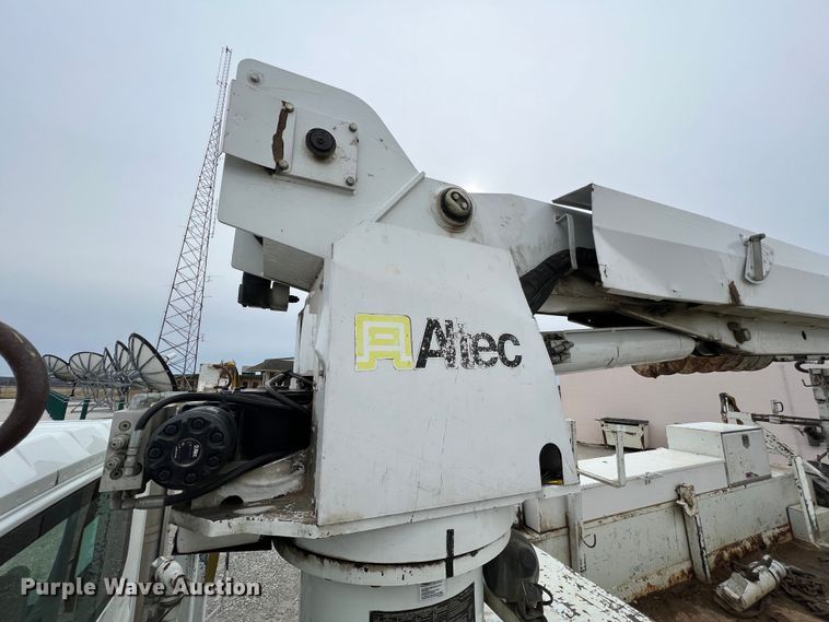 image for item JU9653 2008 International 7400  digger derrick truck