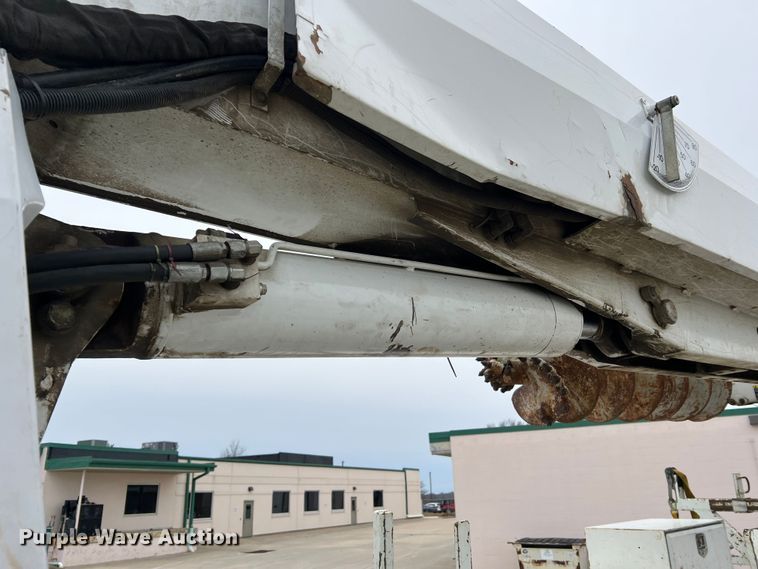 image for item JU9653 2008 International 7400  digger derrick truck