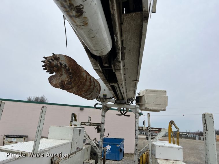 image for item JU9653 2008 International 7400  digger derrick truck